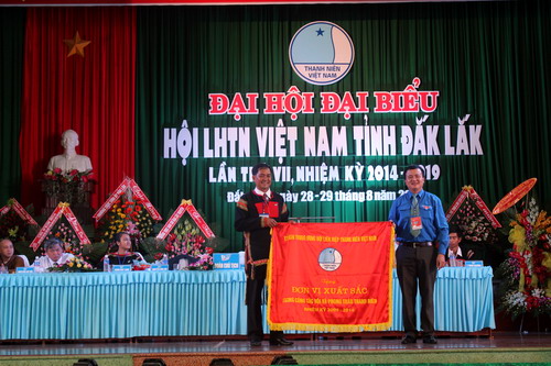Anh Lò Quang Tú – Uỷ viên BTV Trung ương Đoàn, Phó Chủ tịch TW Hội LHTN Việt Nam tặng cờ thi đua cho Hội LHTN Việt Nam tỉnh Đắk Lắk